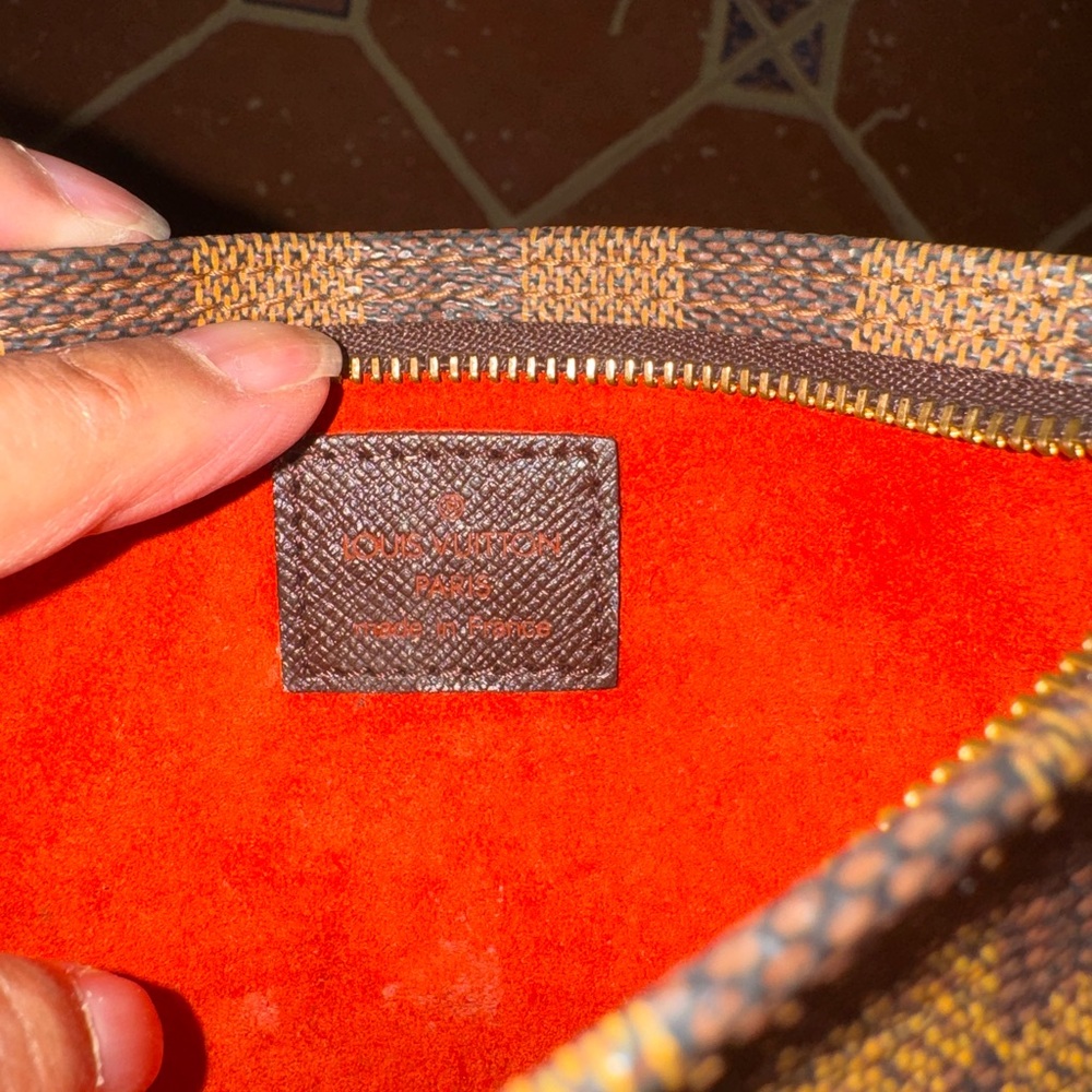 Louis Vuitton
Damier Ebene Pattern Coated Canvas Marais Bucket Pouch - Picture 3 of 8